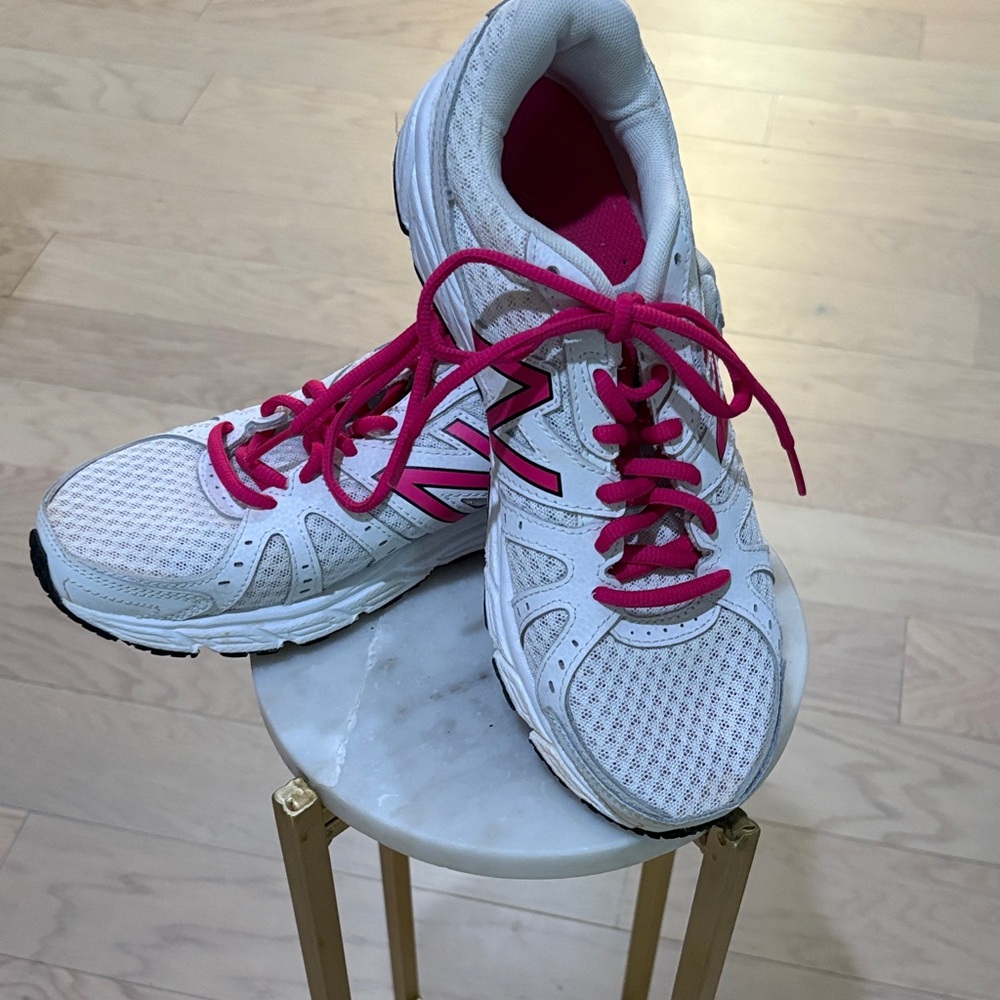 New Balance Women's Athletic Shoes in White and Pink size 81/2 b Cond. Excellent